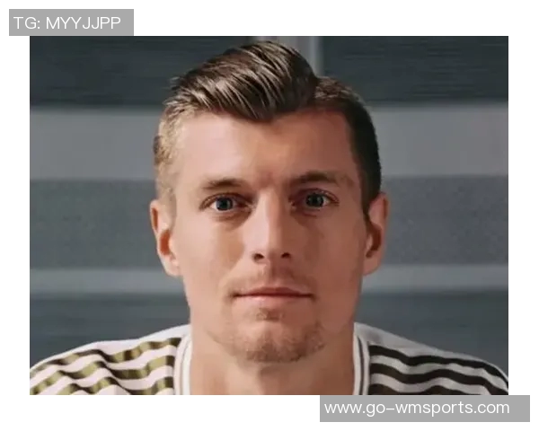 克罗斯足球鞋的魅力与性能解析助你在球场上尽显风采 克罗斯足球鞋的魅力与性能解析助你在球场上尽显风采